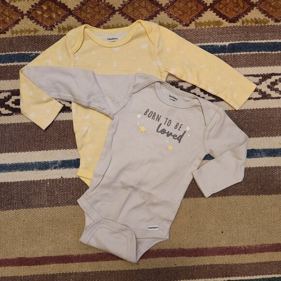 🌻5/$25🌻Bundle of 2 Gerber long sleeve onesies - Picture 1 of 2